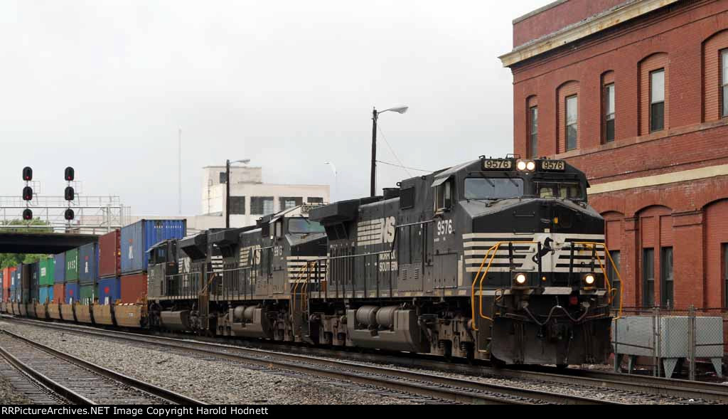 NS 9576 leads train 214 towards Elm Street crossing